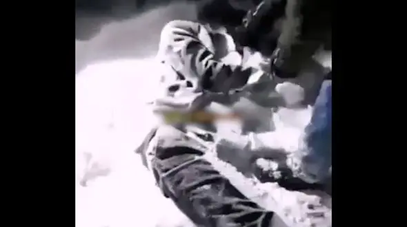 فیلم لحظه تلخ پیدا شدن جسد یخ‌ زده عسگر محمدی کولبر میاندوآبی