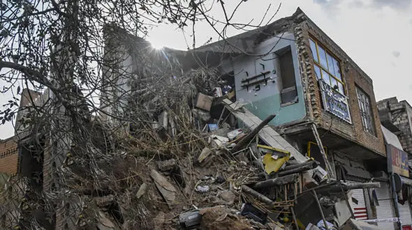 عکس های عجیب از ساختمان تجاری قدیمی سمنان که با خاک یکسان شد