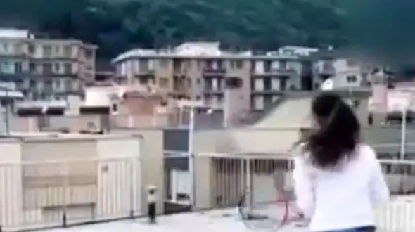 تنیس بازی کرونایی دو دختر جوان روی 2  پشت بام همسایه + فیلم