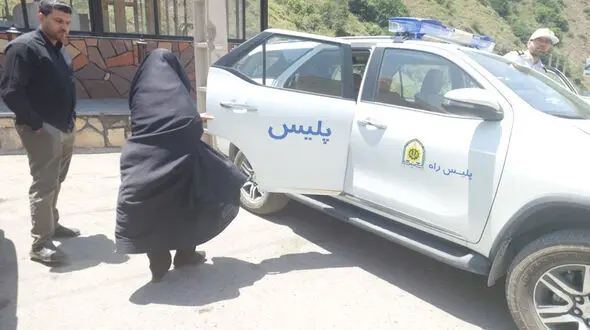 جاماندن زن ۷۵ ساله از کاروان تشییع رهبری شهید در جاده چالوس / ماموران پلیس راه فرشتگان نجاتش شدند + عکس ها