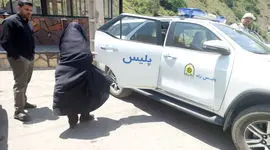 جاماندن زن ۷۵ ساله از کاروان تشییع رهبری شهید در جاده چالوس / ماموران پلیس راه فرشتگان نجاتش شدند + عکس ها