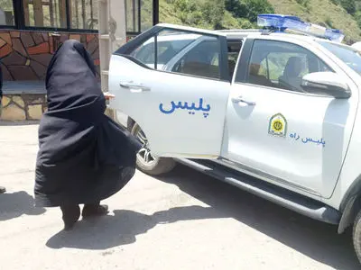 جاماندن زن ۷۵ ساله از کاروان تشییع رهبری شهید در جاده چالوس / ماموران پلیس راه فرشتگان نجاتش شدند + عکس ها