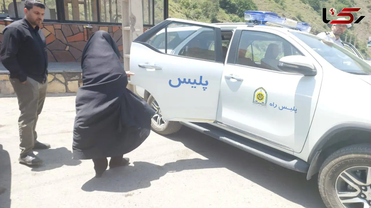 جاماندن زن ۷۵ ساله از کاروان تشییع رهبری شهید در جاده چالوس / ماموران پلیس راه فرشتگان نجاتش شدند + عکس ها