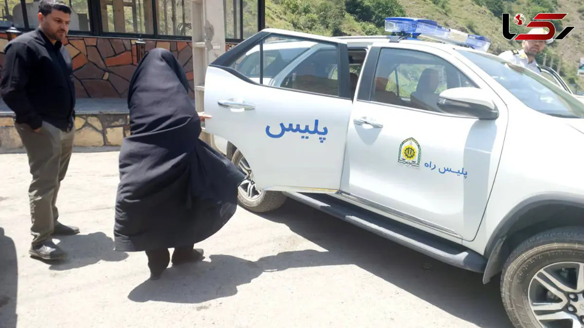 جاماندن زن ۷۵ ساله از کاروان تشییع رهبری شهید در جاده چالوس / ماموران پلیس راه فرشتگان نجاتش شدند + عکس ها
