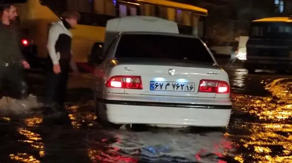 سیلاب در قم و خودورهای گرفتار در آب/ آقای شهردار کجایی؟ + فیلم