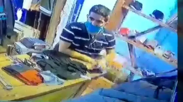 فیلم  سرقت حرفه‌ای موبایل فروشنده در روز روشن! / مثل آب خوردن بود !