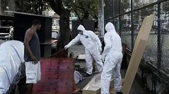 بازی فوتبال کنار جسد کرونایی در خیابان! / برزیل + عکس ها