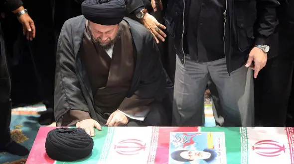 عکس فاتحه خوانی سیدحسن خمینی بر پیکر رئیس جمهور شهید 