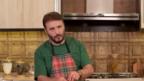 نگاهی به چیدمان منزل شاهانه و سنتی سیدجواد هاشمی در برنامه «شام ایرانی» / از مبلمان کلاسیک و کابینت‌های مدرن آشپزخانه تا تابلوی هنری