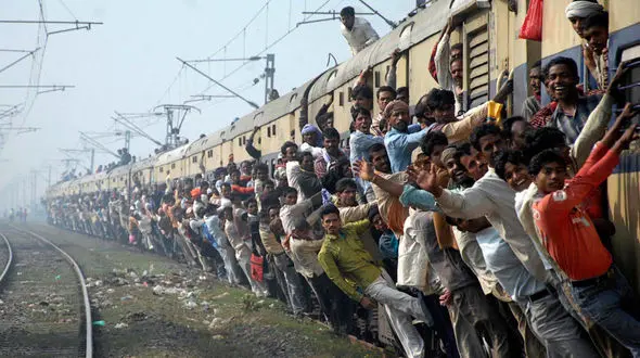 ببینید / عجیب اما واقعی / سیستم حمل و نقل ریلی در هند + فیلم 