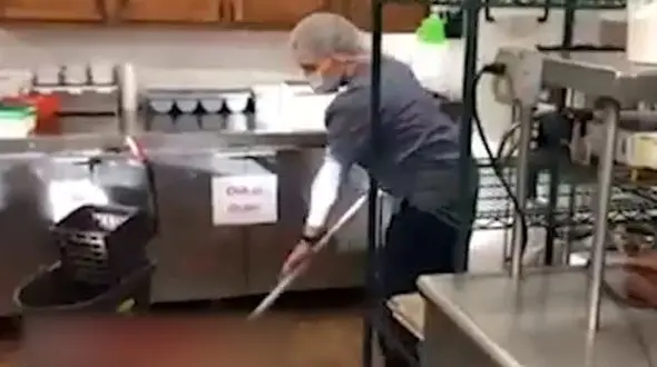 این دختر به خاطر عشق به پدرش نظافتچی شد ! + فیلم و عکس