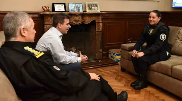 حرکت شجاعانه و انسان دوستانه خانم پلیس
