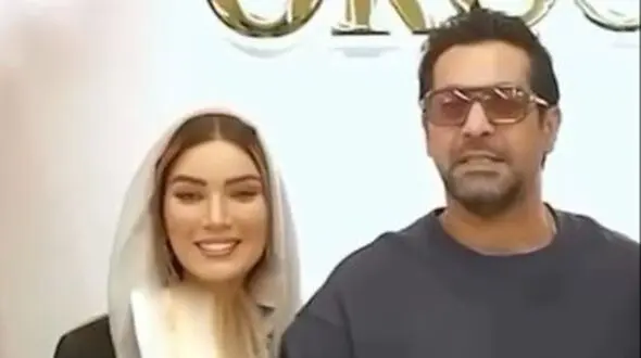 فیلم/ اولین عاشقانه‌ دلنشین متین ستوده و کامران تفتی تازه عروس داماد بین مردم / داماد چقدر زیبا به متین خانوم گرمای عشق میده ...