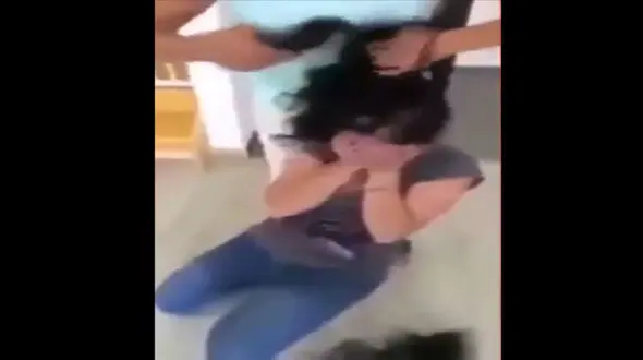 تراشیدن موهای دختر نوجوان به خاطر مسخره کردن همکلاسی سرطانی اش+ فیلم و عکس