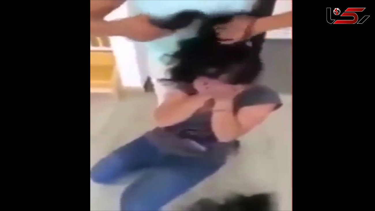 تراشیدن موهای دختر نوجوان به خاطر مسخره کردن همکلاسی سرطانی اش+ فیلم و عکس