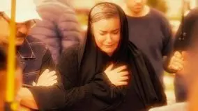 فیلم/ گریه‌های تلخ نعیمه نظام‌دوست در مراسم خاکسپاری پسرعموی جوانش / وداع زیر باران رشت