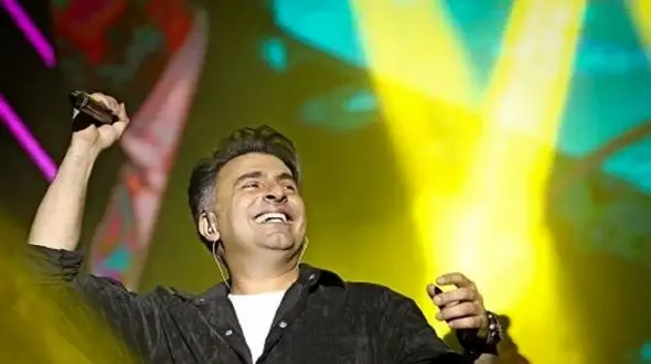 فیلم  آواز کنسرتی /  رقص حرفه ای علیرضا طلیسچی تو اجراش که همین حین به طرفدارشم اخطار میده