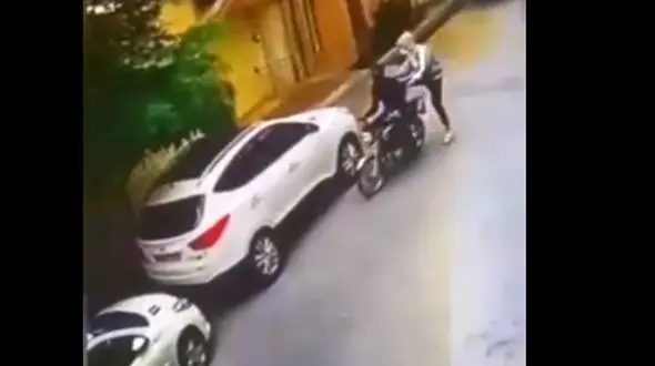 ببینید / لحظه سرقت آینه بغل خودروی شاسی‌بلند گران‌قیمت در ۵ ثانیه در مشهد! + فیلم