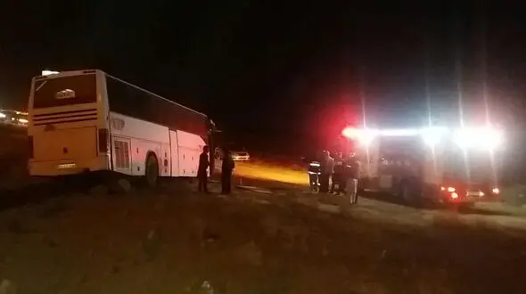 حادثه عجیب برای اتوبوس مسافربری در اتوبان قم + عکس 