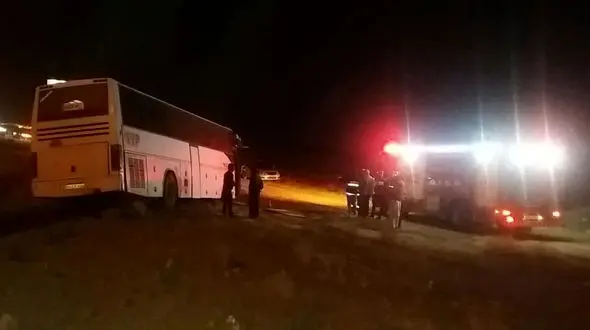 حادثه عجیب برای اتوبوس مسافربری در اتوبان قم + عکس 