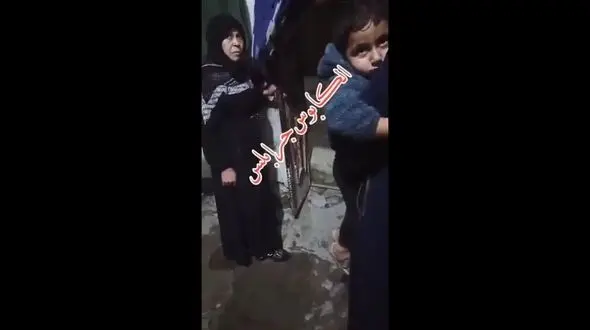 ماجرای جنجالی اجبار یک زن سوری به بوسیدن پای مادر شوهرش + فیلم