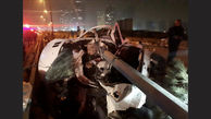 تصادف مرگبار پژو 207 با تیرچراغ برق در اتوبان خرازی / 2 مرد از به بیرون ماشین پرت شدند + فیلم و عکس دلخراش