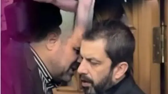 فیلم مراسم ختم پدر عباس جمشیدی‌فر/ از حضور هوتن شکیبا، بهنام تشکر، علی شادمان و... تا تاج گل اعیانی که رضا عطاران و مجید صالحی برای تسلیت خریده بودند