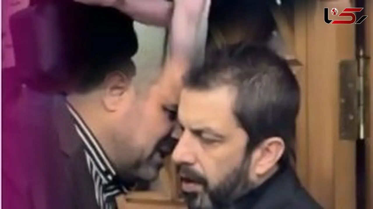 فیلم مراسم ختم پدر عباس جمشیدی‌فر/ از حضور هوتن شکیبا، بهنام تشکر، علی شادمان و... تا تاج گل اعیانی که رضا عطاران و مجید صالحی برای تسلیت خریده بودند