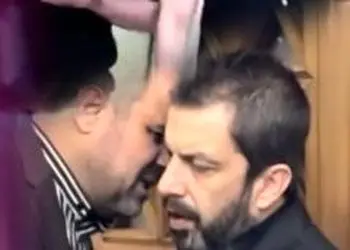 فیلم مراسم ختم پدر عباس جمشیدی‌فر/ از حضور هوتن شکیبا، بهنام تشکر، علی شادمان و... تا تاج گل اعیانی که رضا عطاران و مجید صالحی برای تسلیت خریده بودند