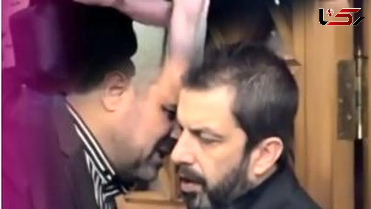 فیلم مراسم ختم پدر عباس جمشیدی‌فر/ از حضور هوتن شکیبا، بهنام تشکر، علی شادمان و... تا تاج گل اعیانی که رضا عطاران و مجید صالحی برای تسلیت خریده بودند