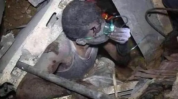 عکس دلخراش از کودک غزه ای زیر خروارها آهن و سنگ