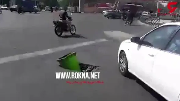 ترمیم حفره خیابان با سطل زباله! + فیلم 