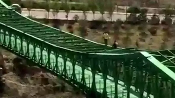 راه رفتن به قیمت مرگ روی یک پل در تبریز + فیلم