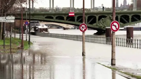 فیلم  سیل هولناک در پاریس