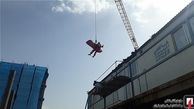 نجات کارگر جوان پس از سقوط در گودال 6 متری در تهران + عکس 