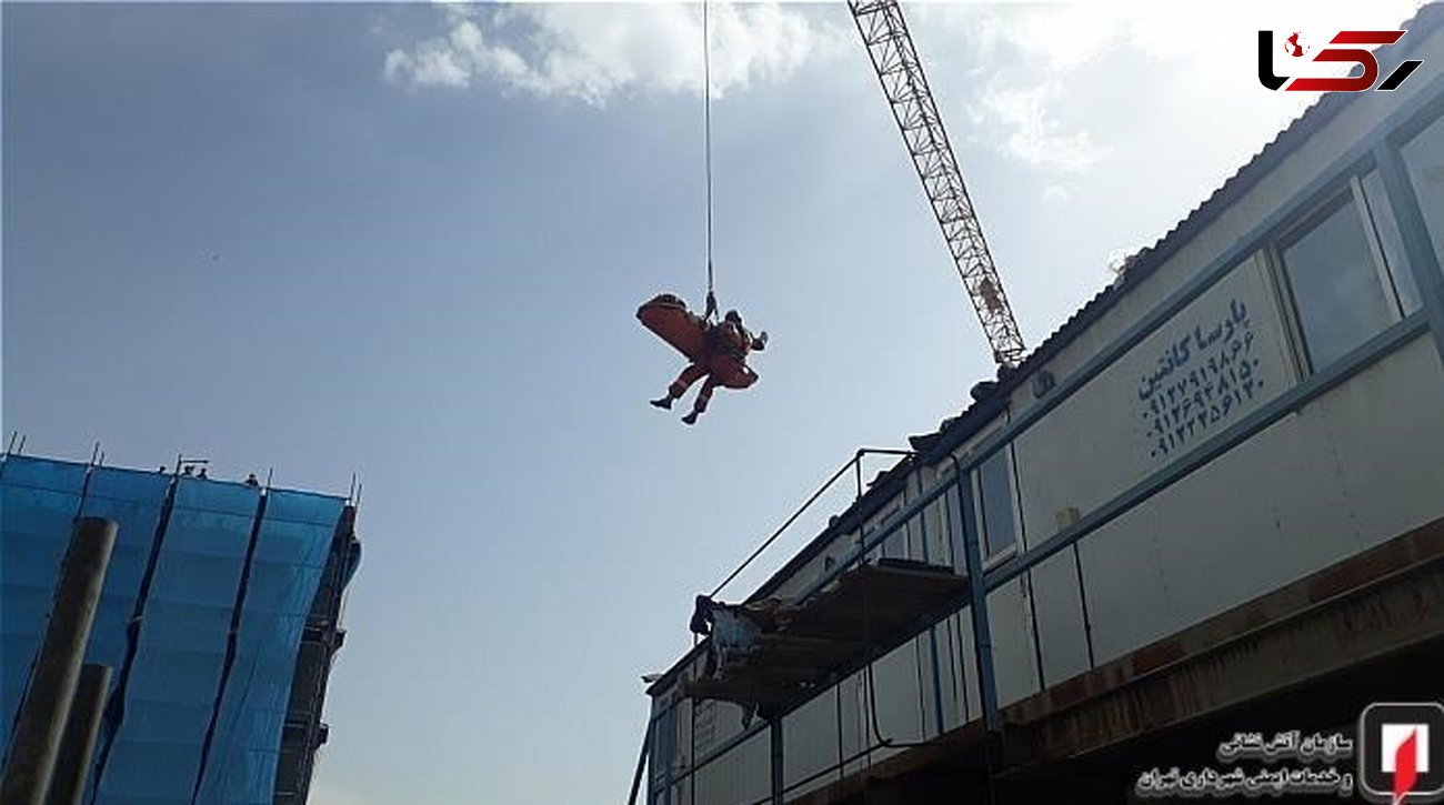 نجات کارگر جوان پس از سقوط در گودال 6 متری در تهران + عکس 