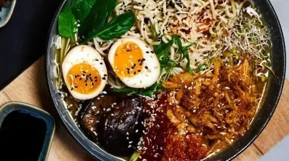 پروتئین بار شکلاتی و رامون تند / خوشمزگی و سلامتی در یک گاز