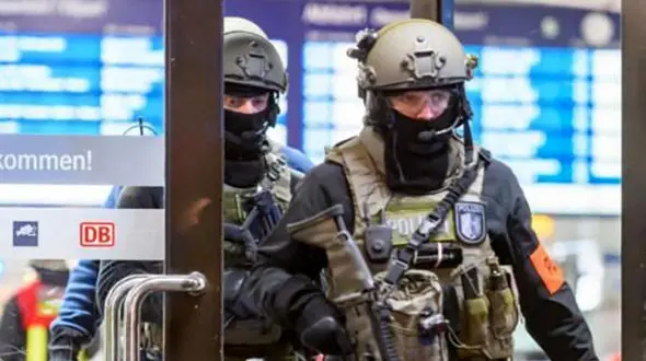  حمله گروهی با تبر به مردم در ایستگاه قطار دوسلدورف آلمان 