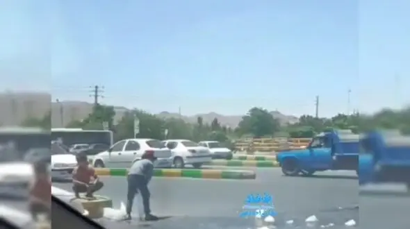 فیلم فداکاری کودکان کار هنگام کمک به یک سرباز در مشهد