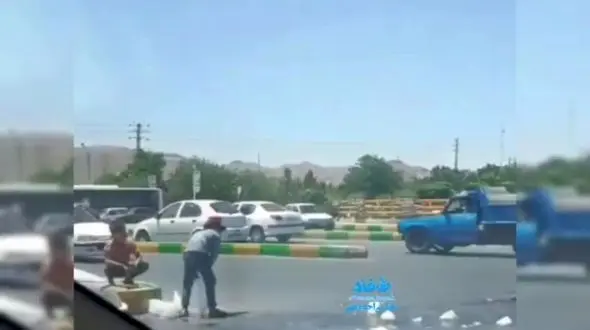 فیلم فداکاری کودکان کار هنگام کمک به یک سرباز در مشهد