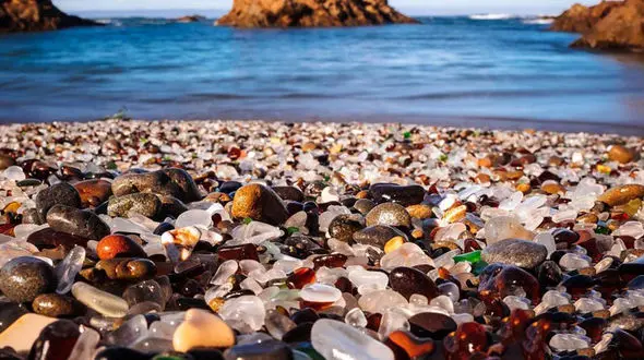 زیباترین ساحل شیشه ای حاصل زباله های مسافران+عکس