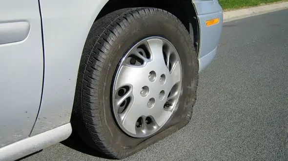 چطور لاستیک پنچر رو تو یک دقیقه تعمیر کنیم؟ / فیلم