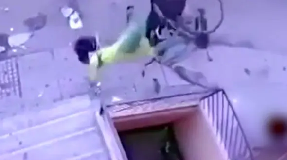 حمله گاو به یک دختر در خیابان + فیلم