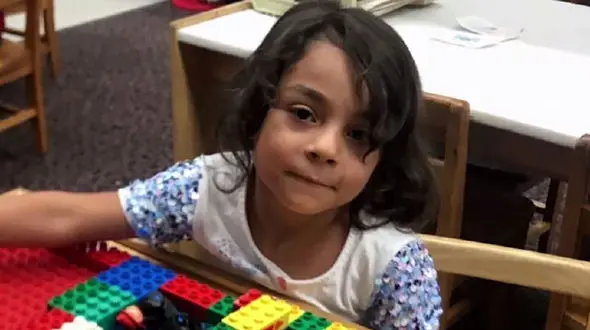 مرگ دختر 8 ساله با سقوط سنگ بنای یک ساختمان + عکس