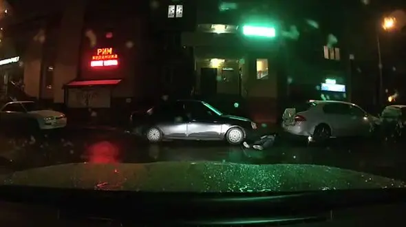 لحظه سقوط پسر 22 ساله از بالکن طبقه پنجم + فیلم