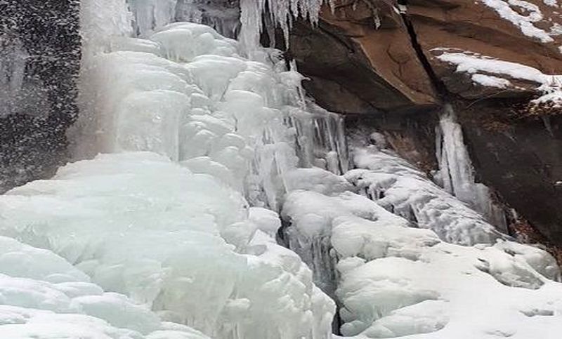 آبشار گنجنامه همدان یخ زد