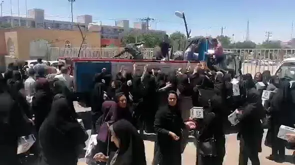فیلم تاسف آور از توهین به خانم معلم ها در اندیمشک ! / دستور رسیدگی صادر شد