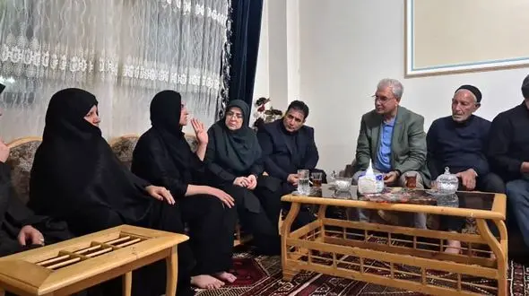 دیدار سخنگوی دولت با خانواده الهه حسین‌نژاد / درخواست رسیدگی فوری به پرونده از سمت خانواده مقتول