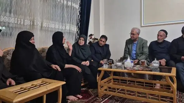 دیدار سخنگوی دولت با خانواده الهه حسین‌نژاد / درخواست رسیدگی فوری به پرونده از سمت خانواده مقتول