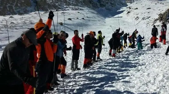 همه محدوده سقوط بهمن در اشترانکوه جست‌وجو شد اما آخرین کوهنورد پیدا نشد !